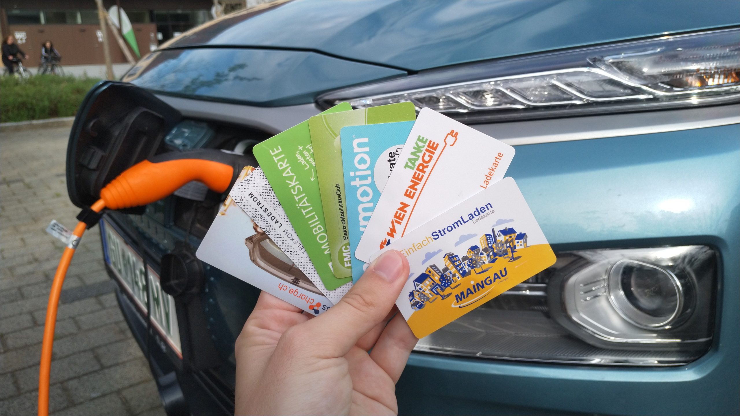 Ladekarten und ein Elektrofahrzeug, Symbol fuer das Wachstum von Chargeprice im Jahr 2022