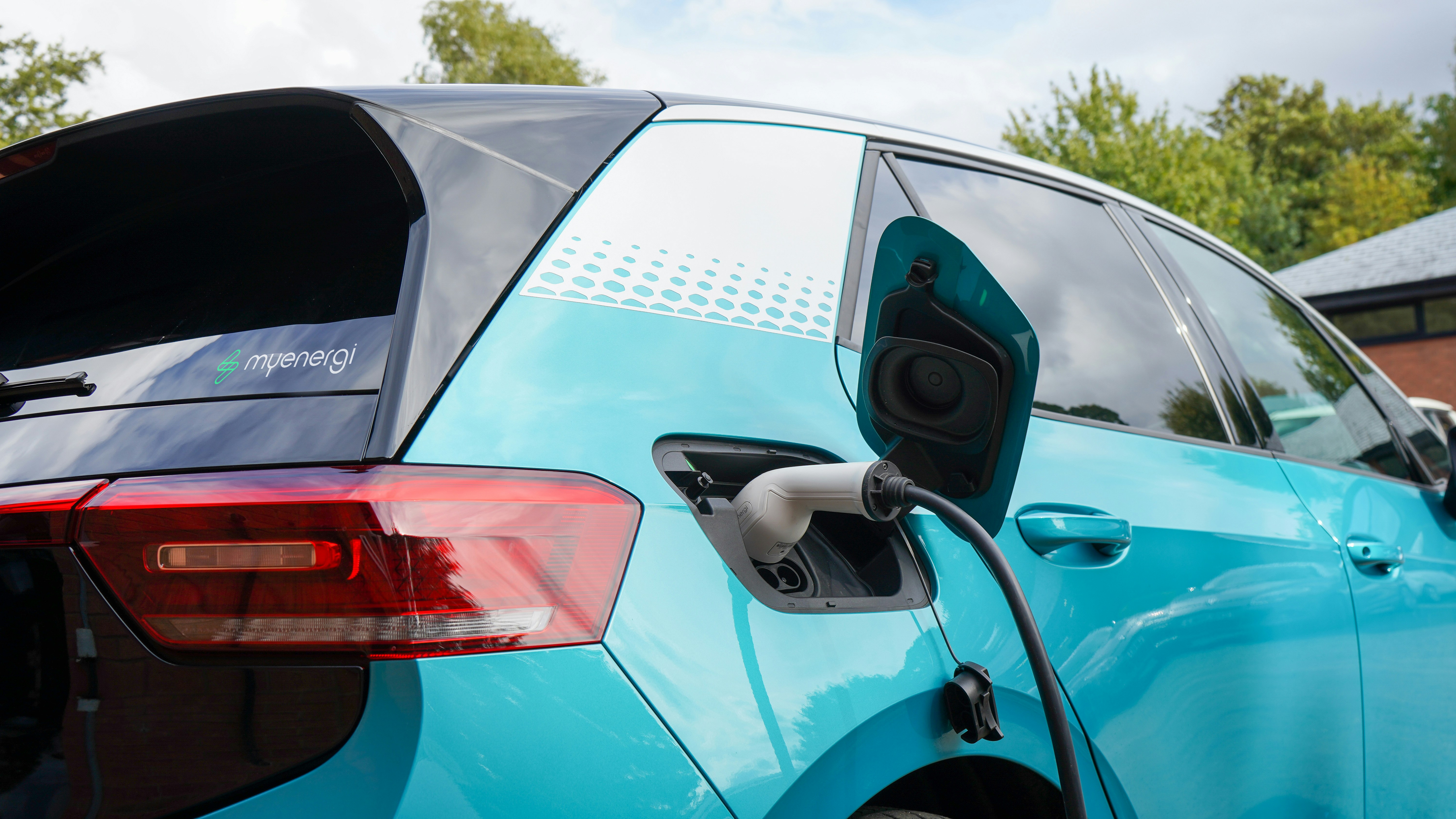 Ladendes Elektrofahrzeug mit dem Logo eines Werbepartners